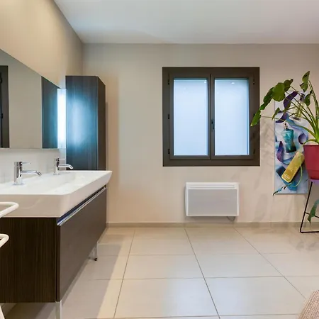 5 Bedroom Gorgeous In Holiday home